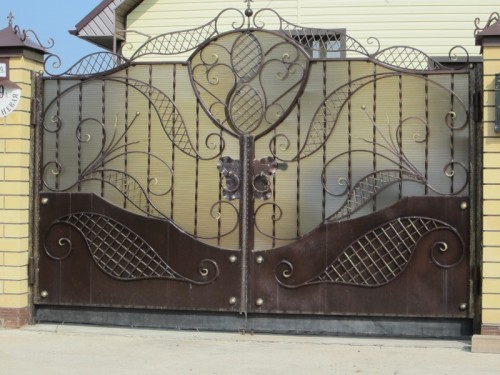Кованые распашные ворота